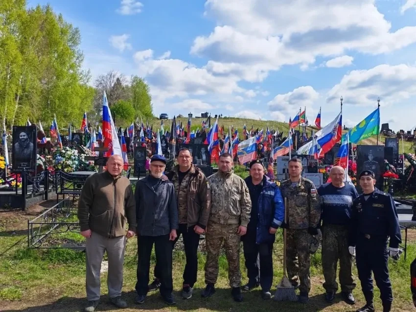 «Память без дат: ветераны СВО и “Набата” привели в порядок могилы участников боевых действий»
