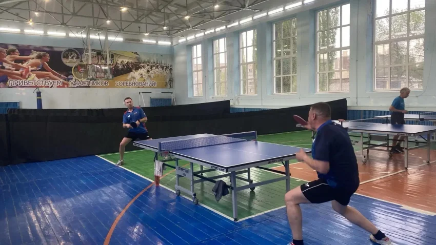 81 год спустя: защитники прошлого и настоящего сыграли в настольный теннис без погон и званий
